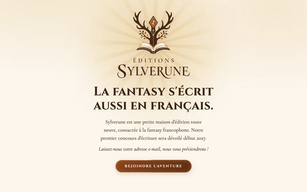 Haut de la landing page des Éditions Sylverune : logo aux bois de cerf au-dessus d'un livre ouvert, accroche « La fantasy s'écrit aussi en français. » et bouton « Rejoindre l'aventure »